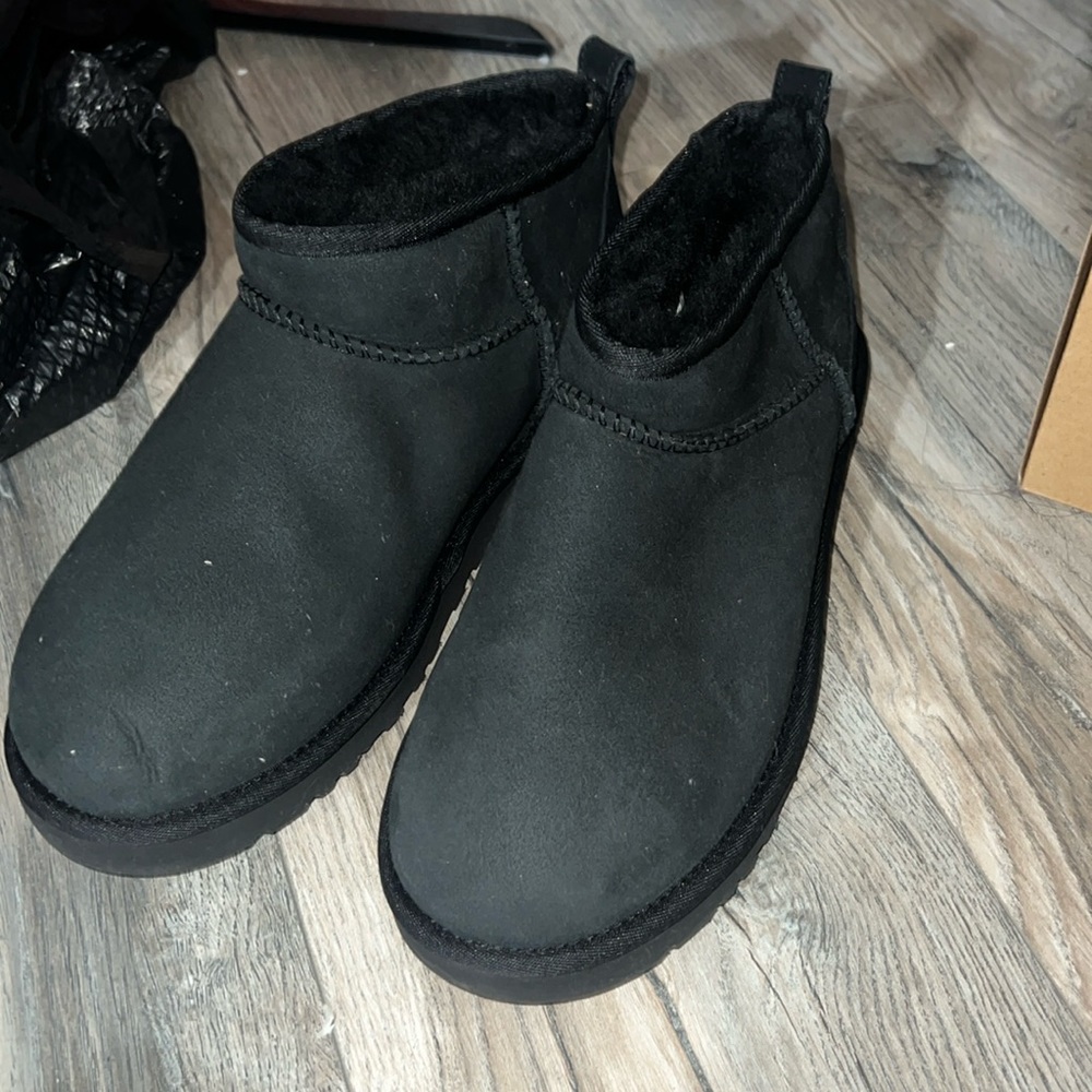ultra mini Uggs size 9 womens never worn new